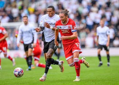 Derby County FC 'den Nathaniel MENDEZ-LAING, 17 Ağustos 2024' te İngiltere 'nin Derby Park Stadyumu' nda oynanan Gökyüzü İddia Şampiyonası maçında Middlesbrough 'lu Luke Ayling ile topa vuruyor.