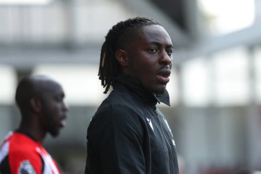 Crystal Palace 'dan Eberechi Eze, 18 Ağustos 2024' te İngiltere 'deki Gtech Community Stadyumu' nda Premier League karşılaşması için Brentford 'a karşı Crystal Palace' ın önünde yürüyor.