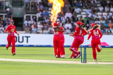 Welsh Fire 'dan Shabnim İsmail, Londra Lordları, Londra, İngiltere' de 18 Ağustos 2024 'te oynanan Yüz Kadın Ateşli Kadın-Galli Ruh Yarışması' nda Heather Knight 'ın görevden alınmasının ardından takım arkadaşlarıyla kutlama yapıyor.