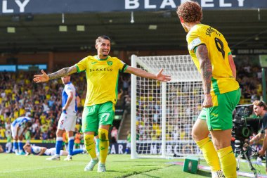 Norwich City 'den Borja Sainz, 17 Ağustos 2024' te Norwich City, Norwich Road, Norwich, İngiltere 'de Blackburn Rovers' a karşı oynanan Sky Bet Şampiyonası maçında Josh Sargent 'ın ikinci golünü atmasını kutluyor.