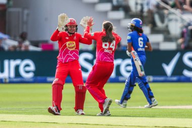 Galler Ateşi 'nden Freya Davies, Londra' nın Lords, Londra, İngiltere 'de 18 Ağustos 2024' te oynanan Galli Ateşli Kadınlar-Londra Ruh Kadınları maçında Londra 'nın Ruhu' na karşı oynadığı Londra Spirit maçında Londra 'nın Ruhu' ndan Cordelia Griffith 'in görevden alınmasını takım arkadaşlarıyla kutluyor.