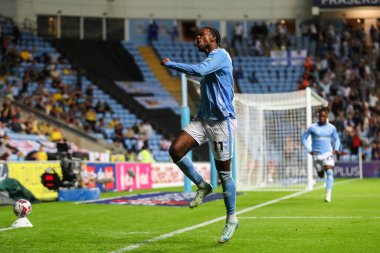 Coventry City 'den Hacı Wright, Coventry Building Society Arena, Coventry, İngiltere' de oynanan Coventry City-Oxford United maçında 3-2 kazanma hedefini kutluyor.