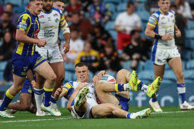 Warrington Wolves 'tan Josh Thewlis Leeds Rhinos' tan Ash Handley 'i Magic Weekend maçı sırasında yakaladı. Warrington Wolves, Leeds Rhinos' a karşı Elland Road, Leeds, İngiltere, 17 Ağustos 2024