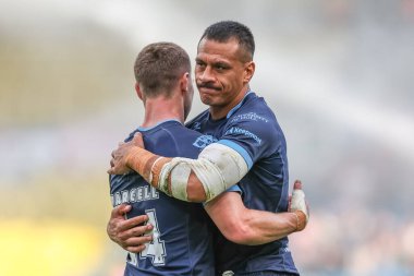 Hull KR 'dan Matt Parcell, Hull KR' dan Sauaso Sue 'yu, 18 Ağustos 2024' te Elland Road, Leeds, Birleşik Krallık 'ta oynanan Sihirli Hafta sonu maçında kucaklıyor.