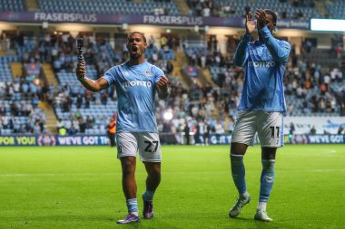 Coventry City 'den Milan van Ewijk ve Coventry City' den Hacı Wright, Coventry Building Society Arena, Coventry, Birleşik Krallık, 16 Ağustos 2024 'te oynanan Sky Bet Şampiyonası maçında takımlarının kazanmasını kutluyorlar.