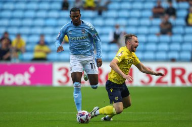 Coventry City 'den Hacı Wright, Coventry Building Society Arena, Coventry, İngiltere, 16 Ağustos 2024' te Coventry City ile Oxford United arasındaki Sky Bet Şampiyonası karşılaşmasında Oxford United takımından Sam Long 'a faul yaptı.