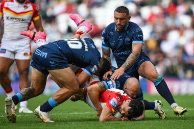 Katalan Ejderhaları 'ndan Reimis Smith, 18 Ağustos 2024' te Elland Road, Leeds, İngiltere 'de oynanan Magic Weekend maçında Hull KR' dan Kelepi Tanginoa, Elliot Minchella ve Dean Hadley tarafından yenildi.