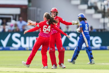 Galler Ateşi 'nden Freya Davies, Londra' nın Lords, Londra, İngiltere 'de 18 Ağustos 2024' te oynanan Galli Ateşli Kadınlar-Londra Ruh Kadınları maçında Londra 'nın Ruhu' na karşı oynadığı Londra Spirit maçında Londra 'nın Ruhu' ndan Cordelia Griffith 'in görevden alınmasını takım arkadaşlarıyla kutluyor.