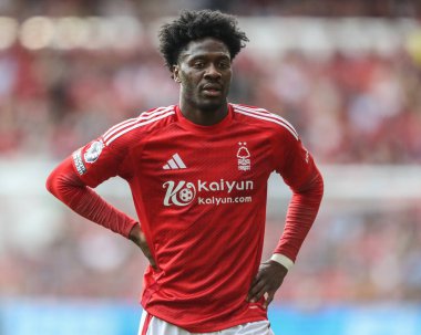 Nottingham Ormanı 'ndan Ola Aina Premier League maçı sırasında Nottingham Forest, Bournemouth' a karşı City Ground, Nottingham, İngiltere 'de 17 Ağustos 2024