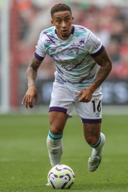 Bournemouth takımından Marcus Tavernier 17 Ağustos 2024 'te Nottingham Forest' a karşı Bournemouth City Ground, Nottingham, İngiltere 'de oynanan Premier League maçında topu aldı.