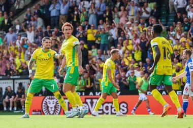 Norwich City 'den Josh Sargent, 17 Ağustos 202' de Norwich City 'nin Carrow Road, Norwich, İngiltere' de Blackburn Rovers 'a karşı oynadığı Gökyüzü İddia Şampiyonası maçında Borja Sainz' in ilk golünü atmasını kutladı.