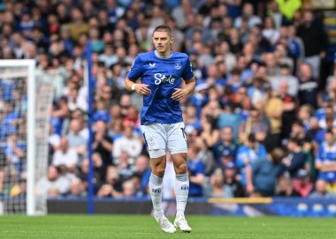 Premier Lig karşılaşmasında Everton 'dan Vitaliy Mykolenko ile Goodison Park, Liverpool' da Everton ve Hove Albion karşılaşması, 17 Ağustos 2024