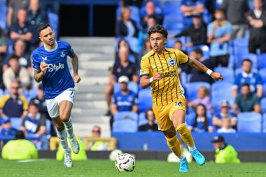 Brighton & Hove Albion takımından Jeremy Sarmiento, 17 Ağustos 2024 'te Goodison Park, Liverpool' da oynanan Premier League maçında Everton-Brighton ve Hove Albion maçında topu ileri atıyor.