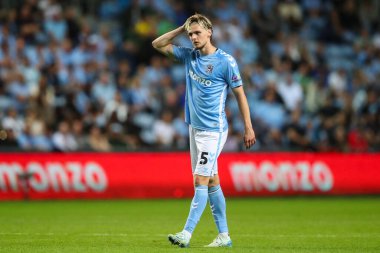 Coventry City 'den Jack Rudoni, Stoke City ile Coventry City arasındaki 10 Ağustos 2024' te Bet365 Stadyumu 'nda oynanan Sky Bet Şampiyonası maçında iş başında.