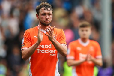 Blackpool 'dan Matthew Pennington, 17 Ağustos 2024' te Bloomfield Road, Blackpool 'da oynanan Blackpool-Stockport maçı sonrasında ev sahibi taraftarları alkışlıyor.