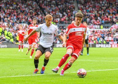 Middlesbrough 'dan Luke Ayling, Derby County FC' den Kenzo GOUDMIJN ile 17 Ağustos 2024 'te İngiltere' nin Derby Park Stadyumu 'nda oynanan Sky Bet Şampiyonası maçında defansta hücum ediyor.