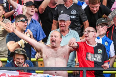 Blackburn Rovers taraftarları, 17 Ağustos 2024 'te İngiltere' nin Carrow Road kentinde oynanan Norwich City-Blackburn Rovers maçında takımın ikinci golünü kutluyor.