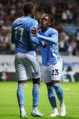 Coventry City 'den Hacı Wright, Coventry Building Society Arena, Coventry, İngiltere, 16 Ağustos' ta Coventry City ve Oxford United arasındaki Sky Bet Şampiyonası maçında Coventry City 'den Brandon Thomas-Asante ile 3-2' lik galibiyetini kutluyor.
