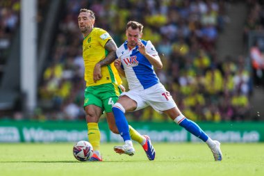 Norwich City 'den Shane Duffy, Blackburn Rovers takımının Ryan Hedges' i, Norwich City - Blackburn Rovers maçında baskı altına aldı.