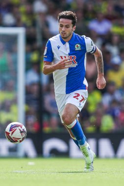 Blackburn Rovers takımından Lewis Travis, 17 Ağustos 2024 'te Norwich City' nin Carrow Road, Norwich 'te Blackburn Rovers' a karşı oynadığı Sky Bet Şampiyonası maçında topla koşuyor.