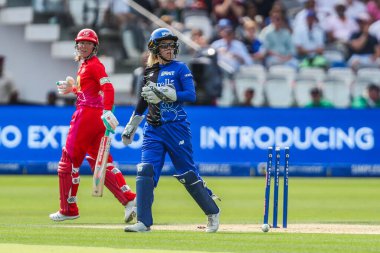 Londra Spirit 'ten Georgia Redmayne, Galli Jess Jonassen' ın 18 Ağustos 2024 'te Londra Lordları, Londra, İngiltere' de Galli Kadınlar ve Londra Ruh Kadınlarına karşı oynadığı Galli Kadınlar final maçında görevden alınmasını Eva Gray ile kutluyor.