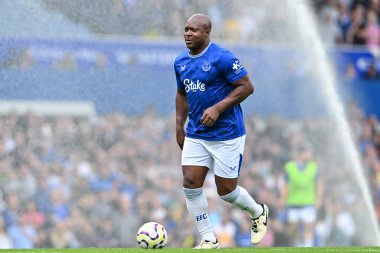 Eski Everton oyuncusu Yakubu Premier Lig maçında Everton, Brighton ve Hove Albion 'a karşı Goodison Park, Liverpool, Birleşik Krallık' ta 17 Ağustos 2024 'te oynanan devre arasında