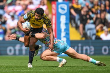 Salford Red Devils 'den Kallum Watkins, Leigh Leopards' dan Kai ODonnell tarafından 18 Ağustos 2024 'te Elland Road, Leeds, İngiltere' de oynanan Magic Weekend maçında Leigh Leopards, Salford Red Devils 'e karşı oynuyor.