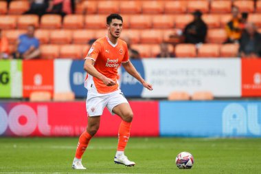Blackpool takımından Elkan Baggott, 17 Ağustos 2024 'te Bloomfield Road, Blackpool, İngiltere' de oynanan Blackpool-Stockport maçında