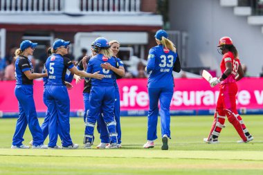 Londra Spirit 'ten Georgia Redmayne ve Eva Gray, 18 Ağustos 2024' te Galli Kadınlar Galli Ateşli Kadınlar Londra Ruh Kadınlarına Karşı Londra Lordları, Londra, İngiltere 'de düzenlenen Galli Kadın final maçında Hayley Matthews' un görevden alınmasını takım arkadaşlarıyla kutladılar.