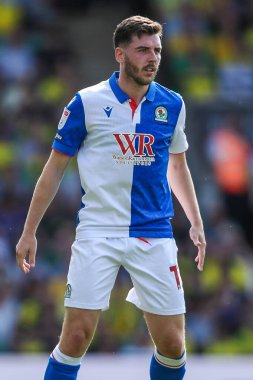 Blackburn Rovers 'dan Joe Rankin-Costello, 17 Ağustos 2024' te Norwich City ve Blackburn Rovers arasındaki Sky Bet Şampiyonluk maçına bakıyor.