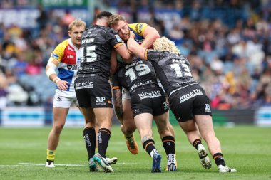 Londra Broncos 'tan Rob Butler, Hull FC' den Yusuf Aydin, Hull FC 'den Morgan Smith Hull FC ve Brad Fash Hull FC tarafından, Elland Road, Leeds, Birleşik Krallık' ta oynanan Magic Weekend maçı sırasında 15 metre itildi.