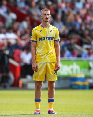 Kristal Saray 'dan Adam Wharton Premier Lig maçı sırasında Brentford, Crystal Palace' a karşı Gtech Community Stadyumu, Londra, İngiltere, 18 Ağustos 2024