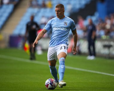 Coventry City 'den Jake Bidwell, Coventry Building Society Arena, Coventry, İngiltere' de Coventry City ile Oxford United arasındaki Sky Bet Şampiyonası maçında pas attı.