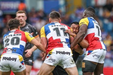 Ligi Sao Hull FC, Londra Broncos takımından Will Lovell ve Londra Broncos takımından Sadiq Adebiyi tarafından oynanan Magic Weekend maçında Hull FC, Londra Broncos 'a karşı Elland Road, Leeds, İngiltere, 17 Ağustos 2024