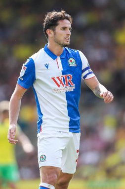 Blackburn Rovers takımından Lewis Travis, 17 Ağustos 2024 'te Norwich City, Norwich Road, Norwich Rovers' a karşı oynanan Sky Bet Şampiyonası maçına bakıyor.