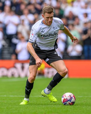 Derby County FC takımından Callum ELDER, 17 Ağustos 2024 'te İngiltere' nin Derby şehrindeki Derby Park Stadyumu 'nda oynanan Derby County - Middlesbrough maçında topa vuruyor.