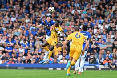 Everton 'dan Michael Keane, Brighton & Hove Albion takımından Yankuba Minteh ile 17 Ağustos 2024' te Goodison Park, Liverpool 'da oynanan Premier League maçında Everton ve Hove Albion' a karşı hava düellosunu kazandı.