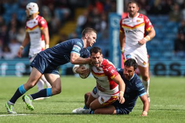 Katalan Ejderhaları 'ndan Ben Garcia, Hull KR' dan Matt Parcell ve Hull KR 'dan Peta Hiku tarafından 18 Ağustos 2024' te Elland Road, Leeds, Birleşik Krallık 'ta oynanan Magic Weekend maçında Katalans Dragons vs Hull KR ile karşı karşıya getirildi.