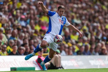 Blackburn Rovers takımından Arnor Sigurdsson, 17 Ağustos 2024 'te Norwich City ile Blackburn Rovers arasındaki maçta topu kontrol ediyor.