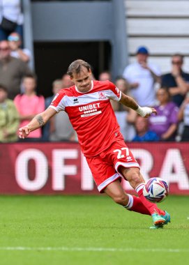 Middlesbrough 'dan Lukas Engel, 17 Ağustos 2024' te İngiltere 'nin Pride Park Stadyumu' nda oynanan Derby County - Middlesbrough maçında topu geçiyor.