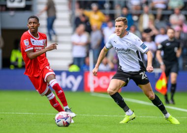 Derby County FC takımından Callum ELDER topu Middlesbrough takımından Isaiah Jones 'la birlikte 17 Ağustos 2024' te İngiltere 'nin Pride Park Stadyumu' nda oynanan Derby County - Middlesbrough maçında savunuyor.