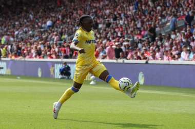 Kristal Saray 'dan Eberechi Eze, 18 Ağustos 2024' te İngiltere 'nin Londra kentindeki Gtech Community Stadyumu' nda oynanan Premier League karşılaşmasında topu kontrol altına aldı.