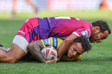 Castleford Tigers 'dan Liam Horne, Huddersfield Giants takımının oyuncusu Leroy Cudjoe ile oynadığı Magic Weekend maçında Huddersfield Giants Castleford Tigers ile Elland Road, Leeds, İngiltere, 18 Ağustos 2024' te karşılaştı.