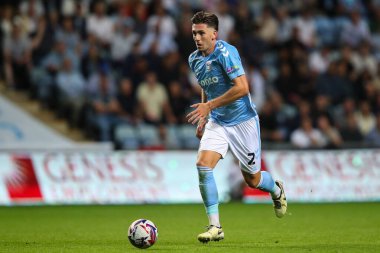 Coventry City 'den Luis Binks, Coventry Building Society Arena, Coventry, İngiltere' de 16 Ağustos 2024 'te oynanan Coventry City-Oxford United maçında topu aldı.