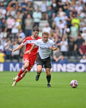 Derby County FC 'den Ben OSBORN topu Middlesbrough' dan Finn Azaz 'la birlikte 17 Ağustos 2024' te İngiltere 'nin Derby Park Stadyumu' nda oynanan Gökyüzü İddia Şampiyonası maçında savunuyor.