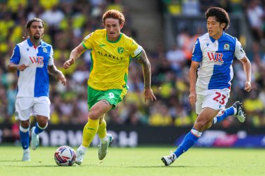 Norwich City 'den Josh Sargent, Blackburn Rovers' dan Yuki Ohashi 'nin baskısı altında. 17 Ağustos 2024' te Norwich City, Norwich Road, Norwich Rovers 'a karşı oynadığı Sky Bet Şampiyonası maçında.