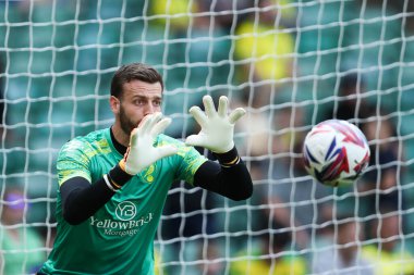 Norwich City 'den Angus Gunn, 17 Ağustos 2024' te Norwich City 'nin Carrow Road, Norwich' te Blackburn Rovers 'a karşı oynadığı Gökyüzü İddia Şampiyonası karşılaşmasından önce ısınıyor.