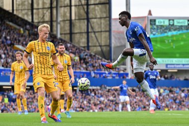 Everton 'dan Tim Iroegbunam, 17 Ağustos 2024' te Goodison Park, Liverpool 'da Everton ve Hove Albion' a karşı oynanan Premier Lig karşılaşmasında topu çaprazlıyor.
