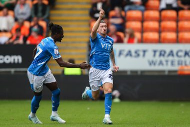 Stockport County 'den Louie Barry, 17 Ağustos 2024' te Bloomfield Road, Blackpool 'da oynanan Blackpool-Stockport 1 karşılaşmasında 0-1 kazanma hedefini kutluyor.