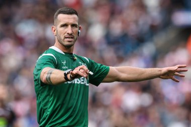 Hakem Jack Smith Magic Weekend maçı sırasında Wigan Warriors, St Helens 'e karşı Elland Road, Leeds, İngiltere, 17 Ağustos 2024
